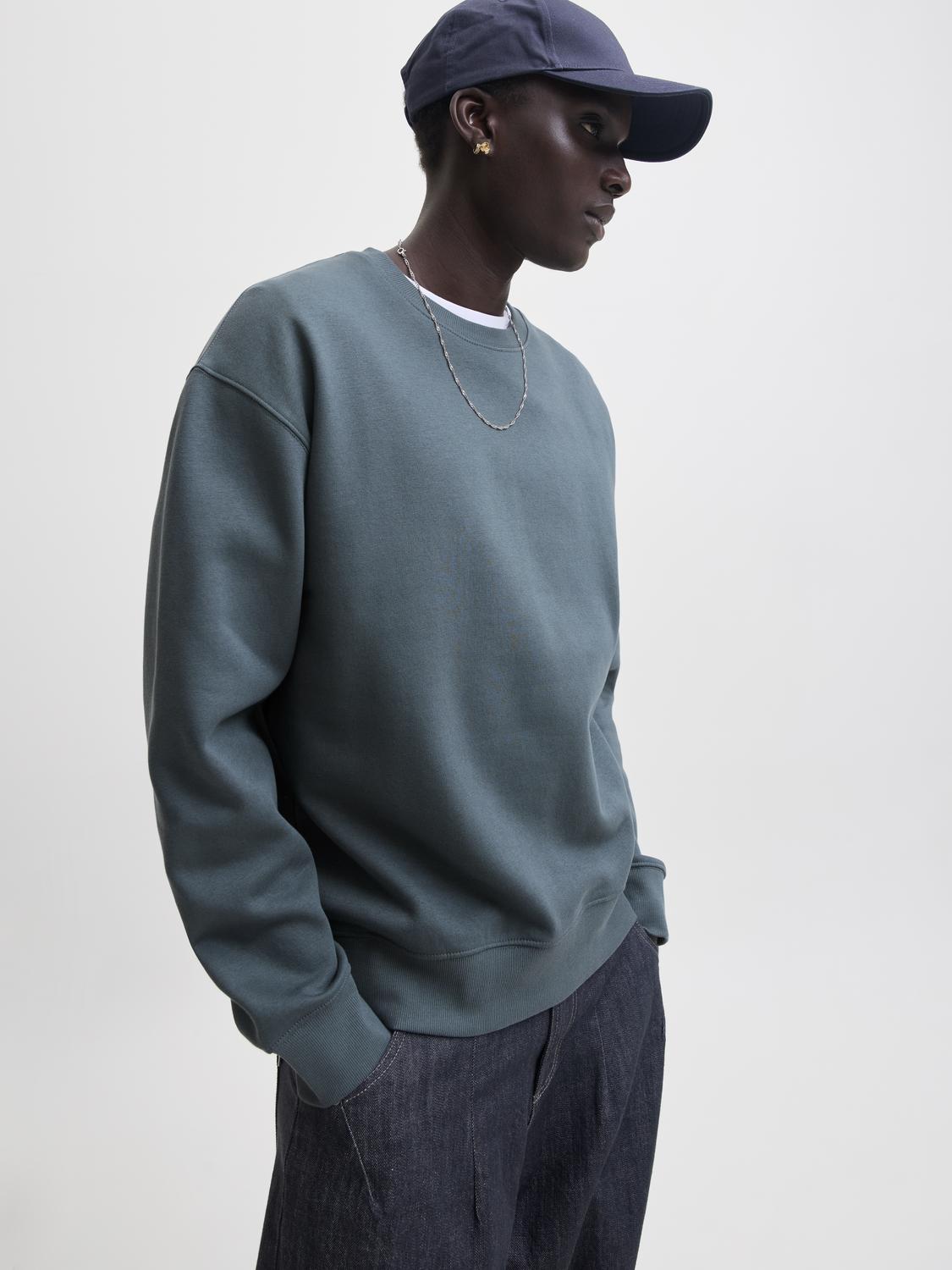 model_shot-creative